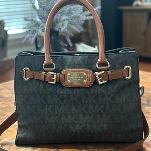Like new Michael Kors Handbag hardly used clearing out my handbag collection.